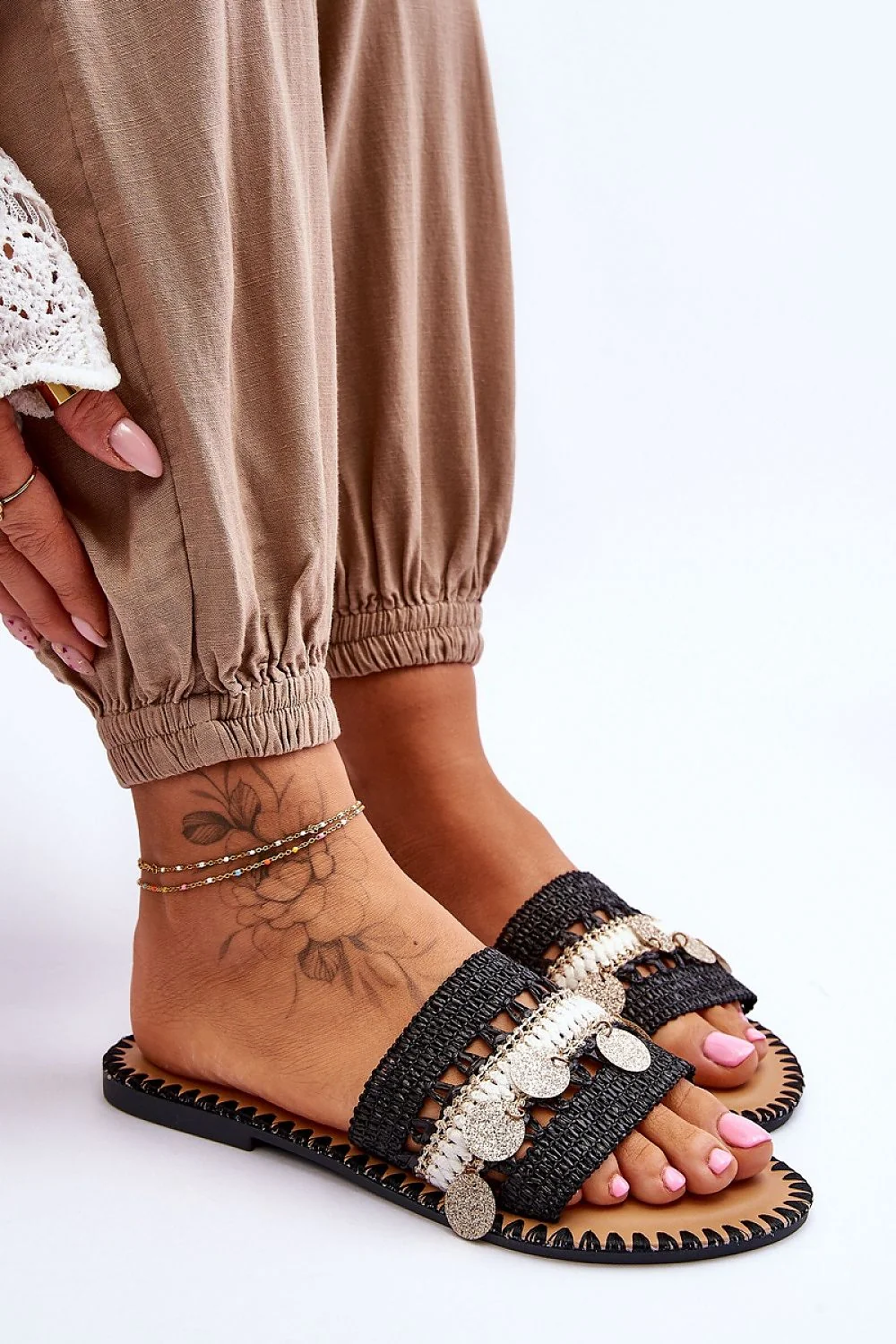 clacquettes femme tendance noires lurex anneaux décoratifs tressées semelle antidérapante plate camel surpiqûres crantée cuir écologique médaillons métalliques légères plage – Image 4